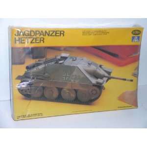  WW II Jagdpanzer Hetzer Tank   Plastic Model Kit: Everything Else