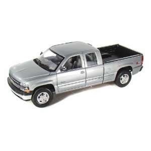    1999 Chevy Silverado Z71 Fleetside 1/18 Silver Toys & Games